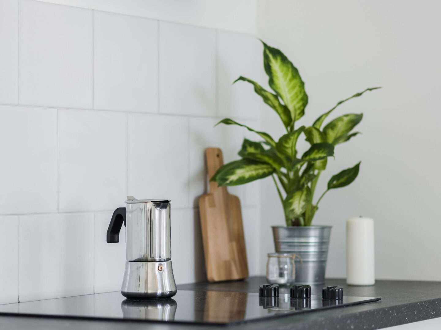 black worktops in kitchen