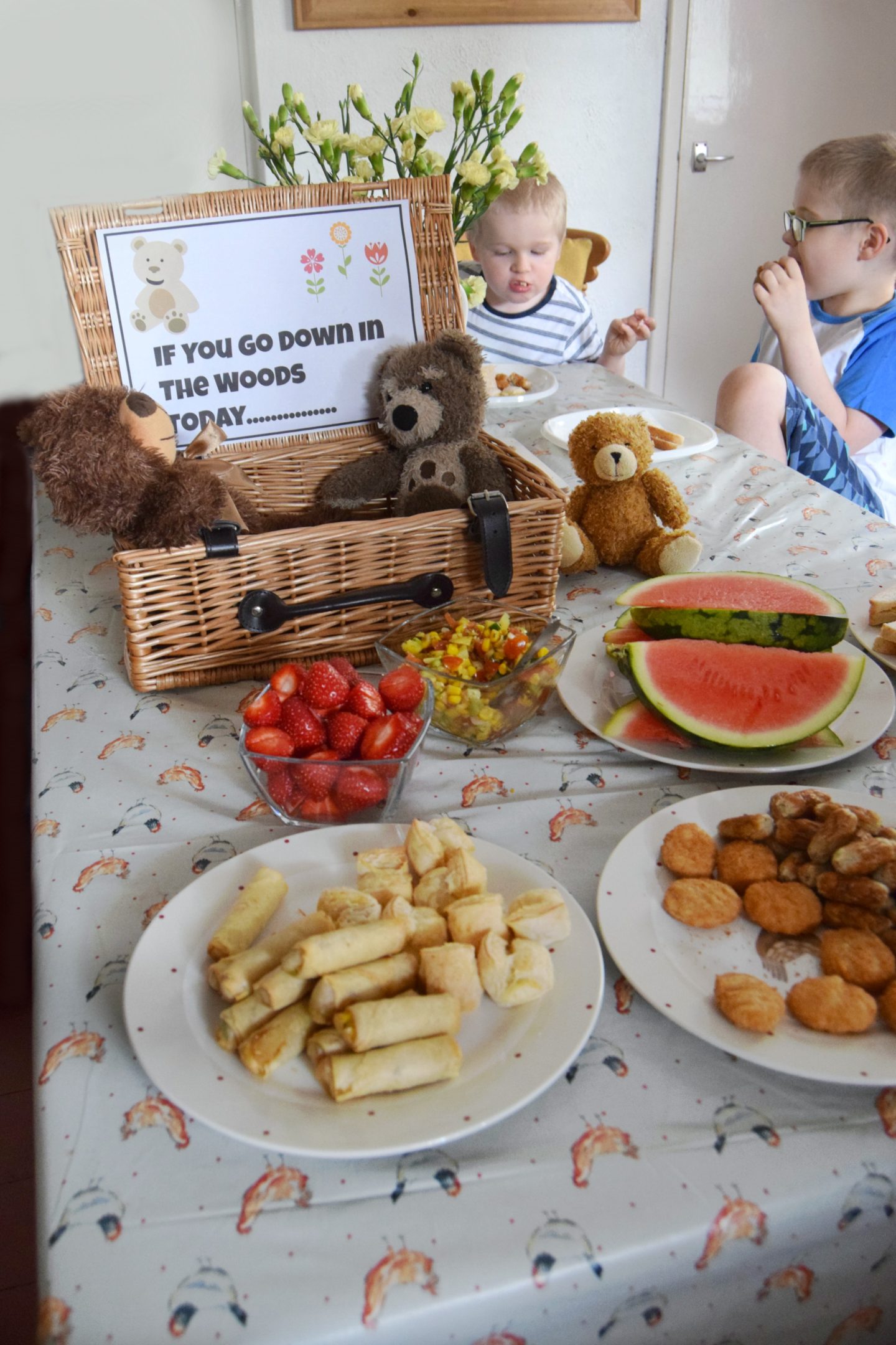Kids mealtimes ideas. A teddy bears picnic party for kids.