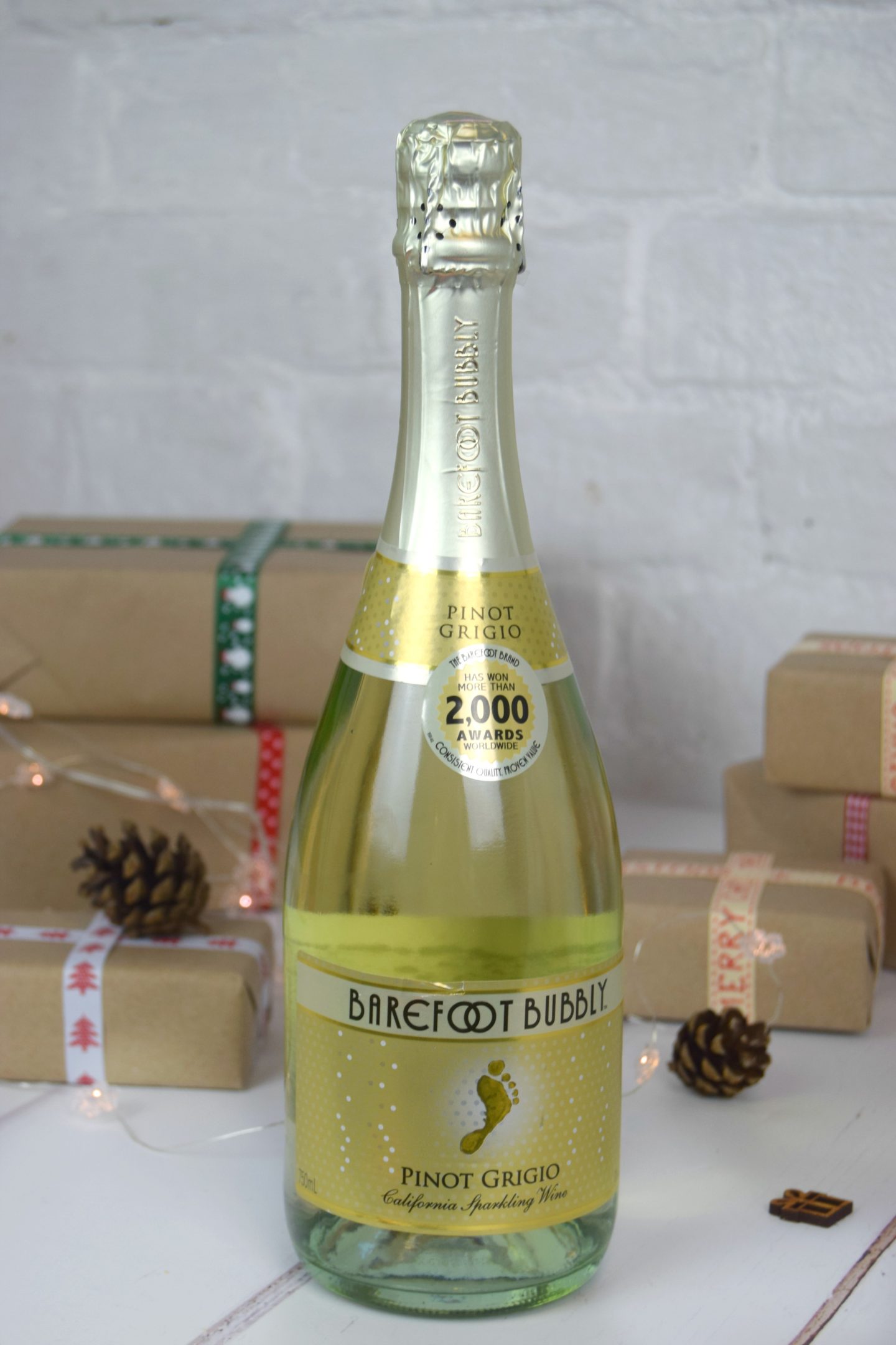 A bottle of Barefoot Bubbly.