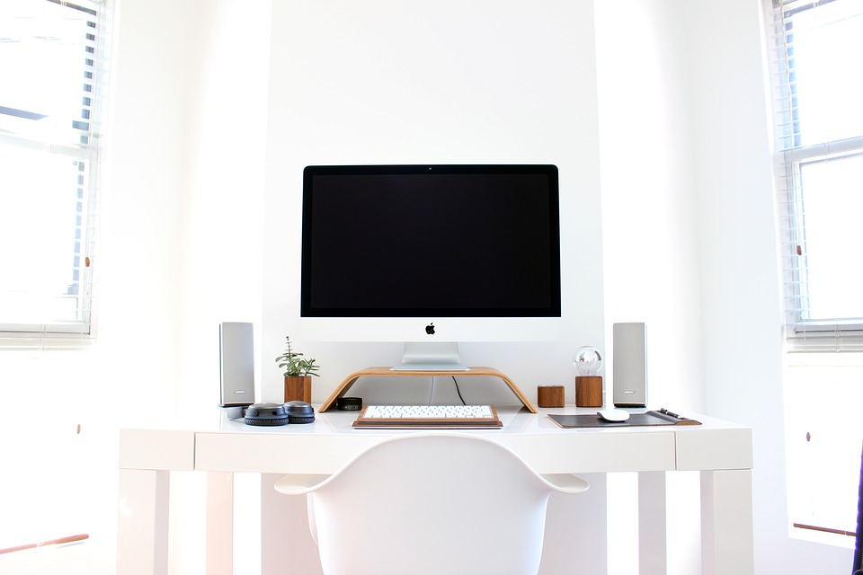 A white home office with Apple tech.