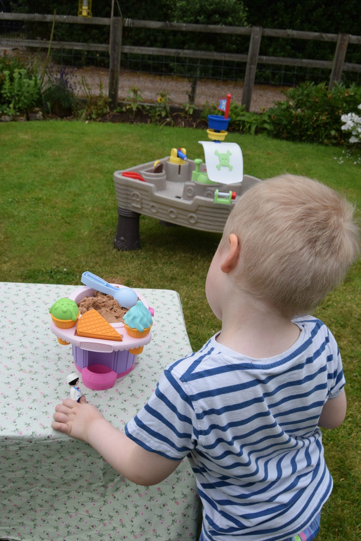 Playmobile sand bucket with accessories