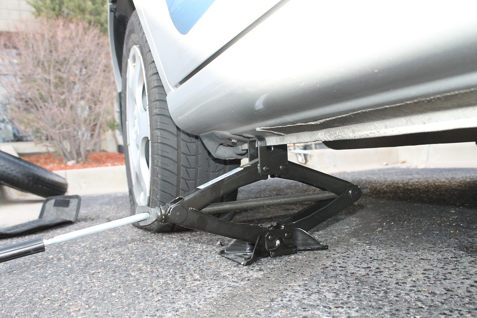 Changing a car tyre