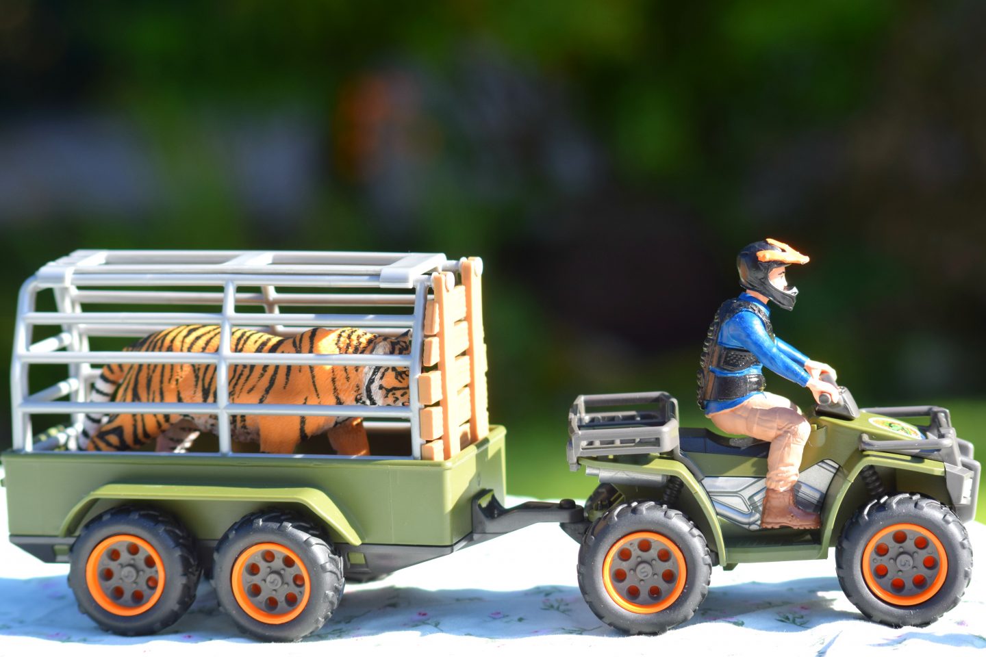 Schleich Wildlife Jeep and trailer with Schleich tiger figure