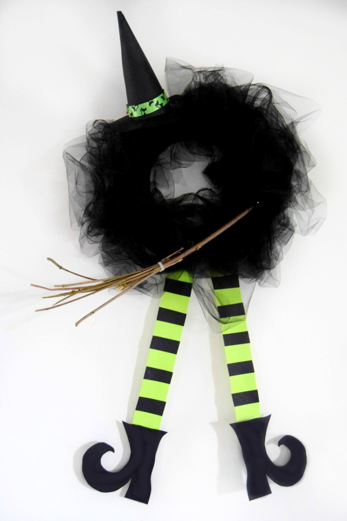 Halloween crafts for kids. Witch Wreath