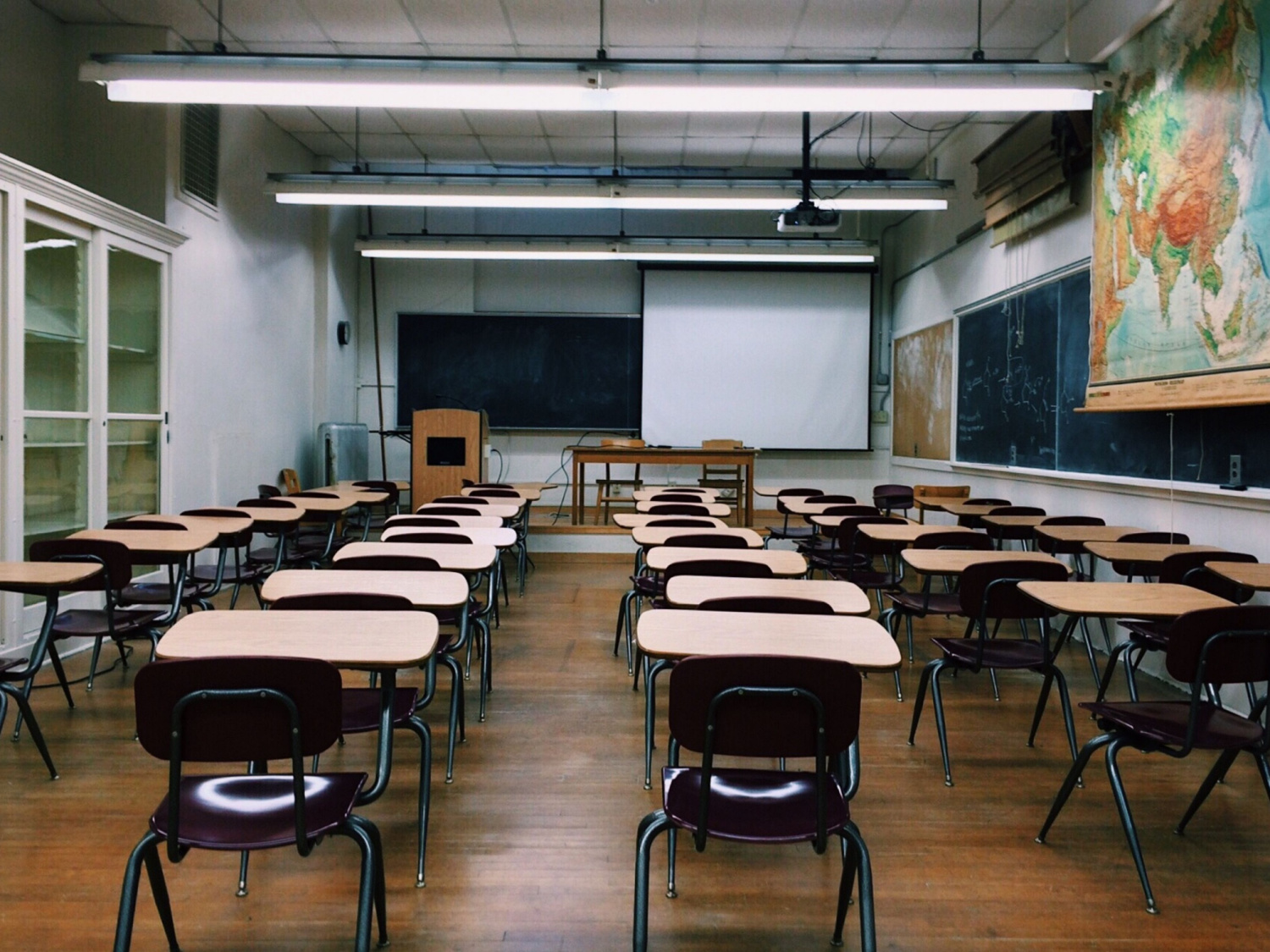 a school classroom with five rows of desks.