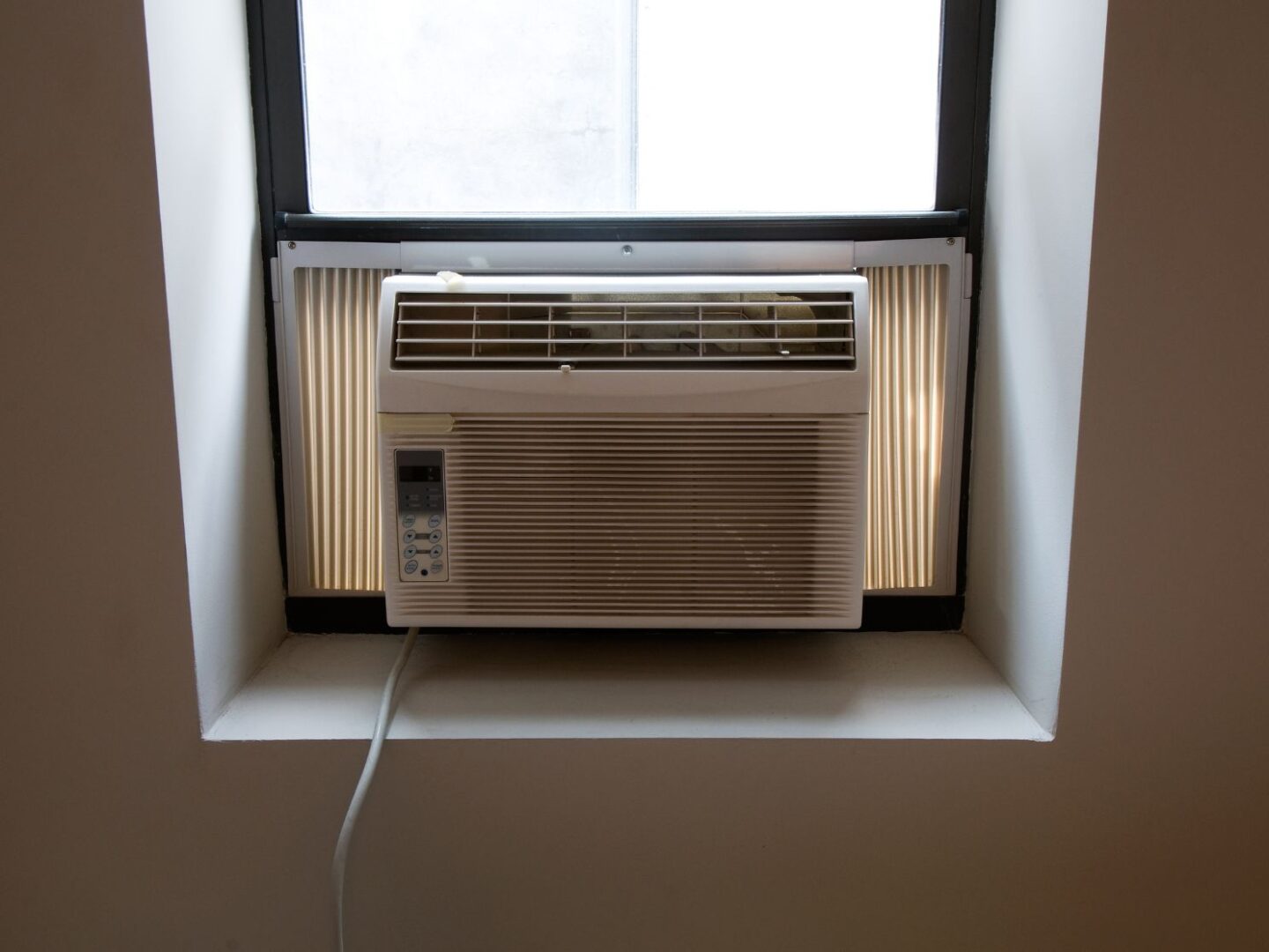 Air conditioning unit window