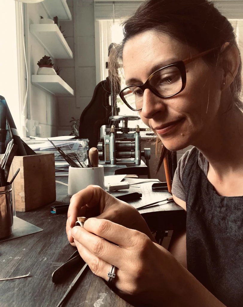 Commission contemporary jewellery sue lane 2 813x1024 1