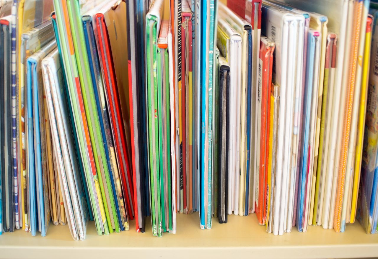 Kids book shelf 1