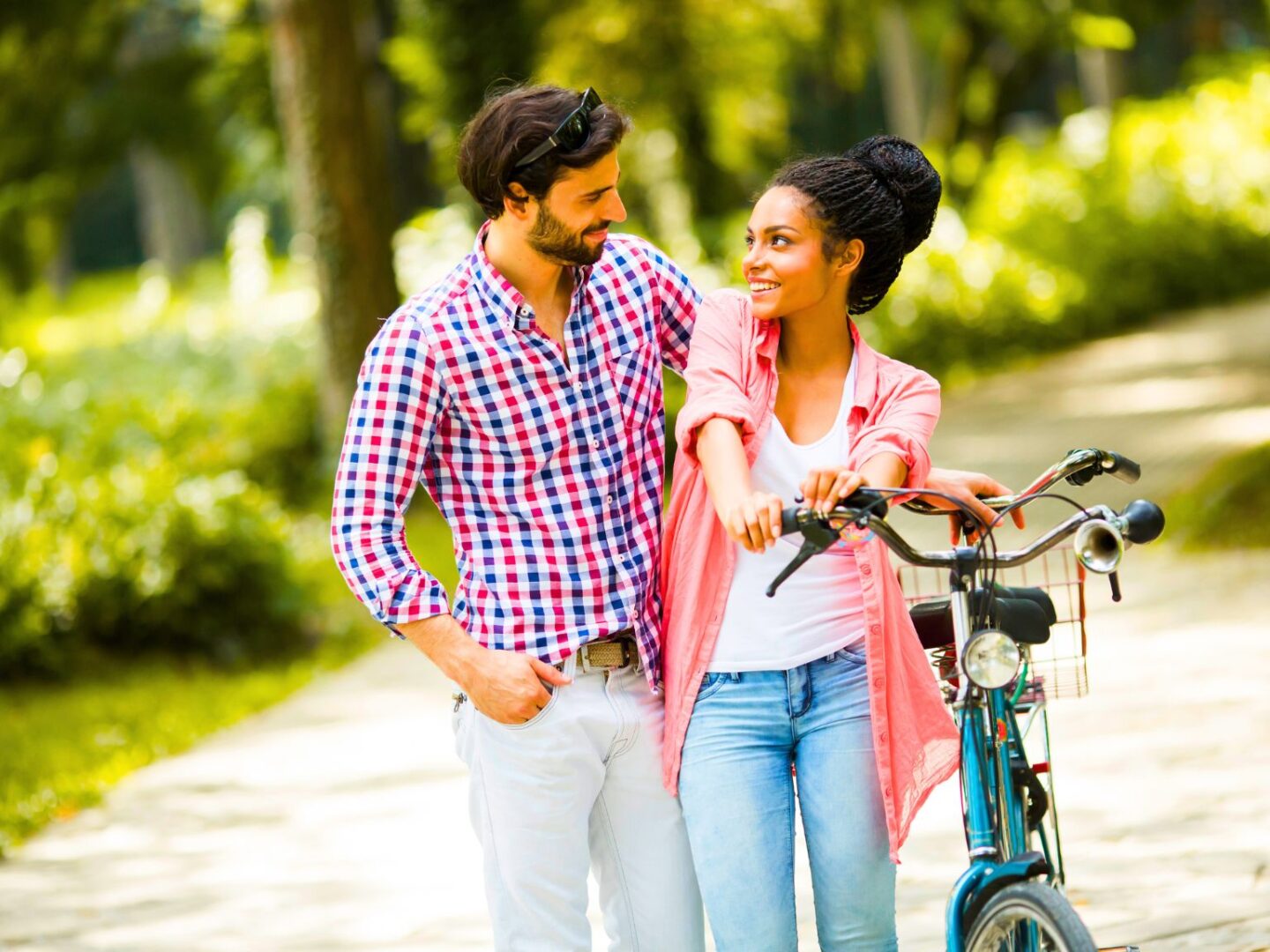 A dating couple on a bike ride