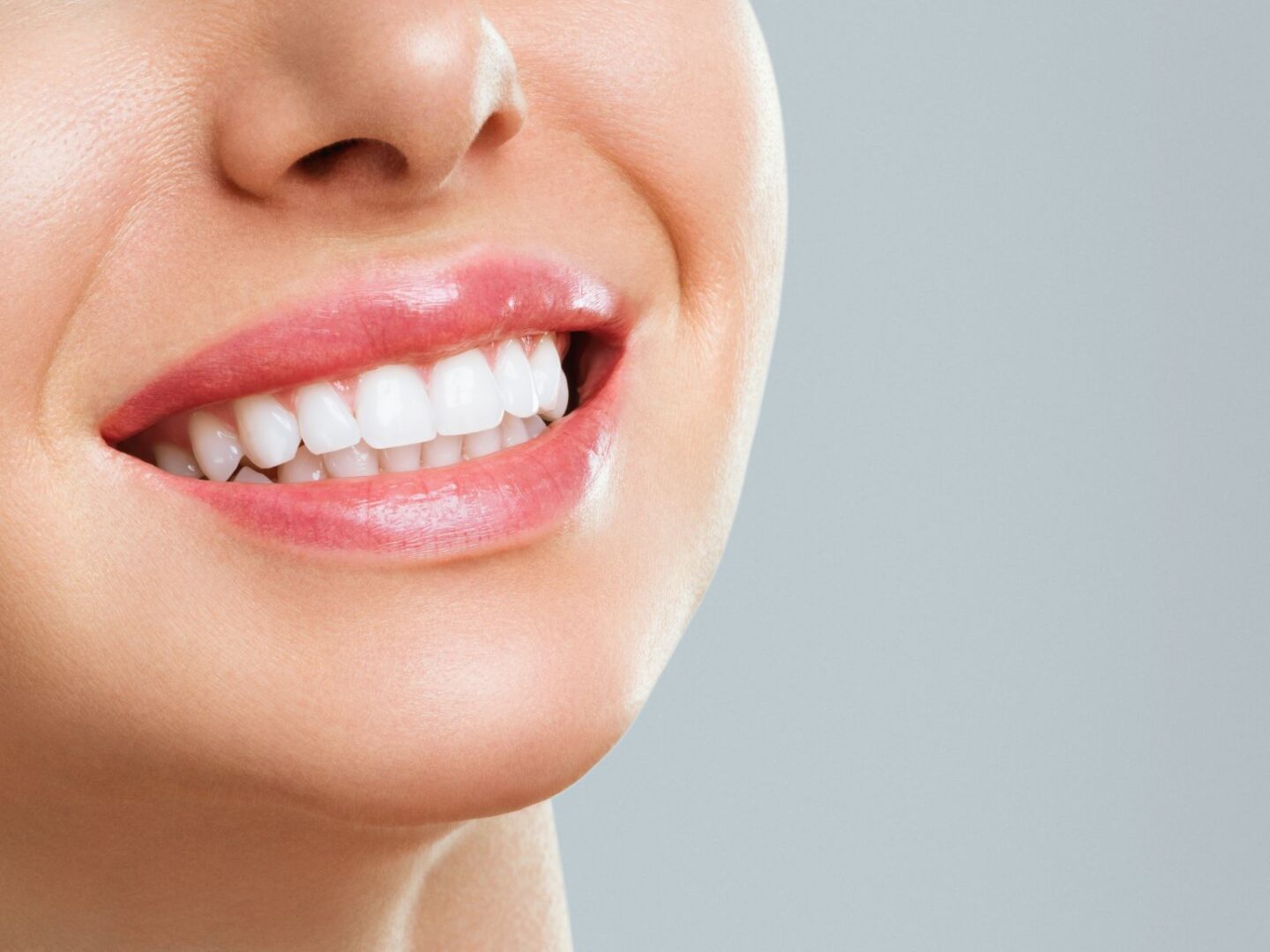 Lady with a lovely white smile and perfectly aligned teeth