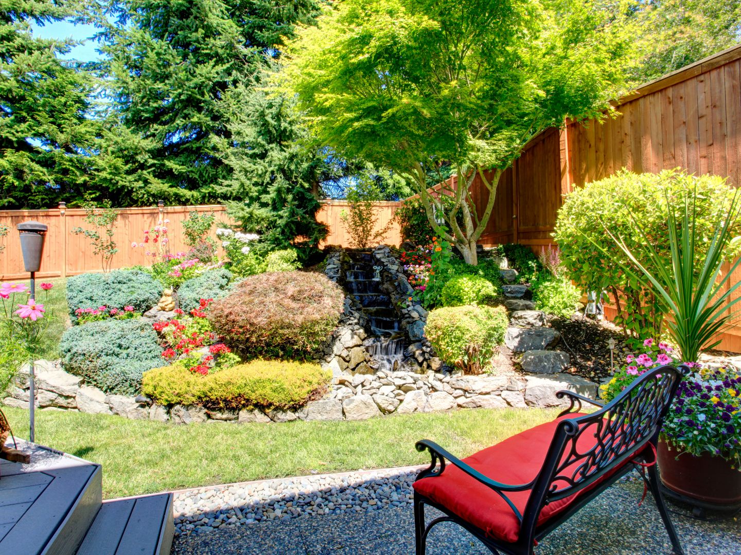 Making Small Gardens Feel Spacious Without Breaking the Bank