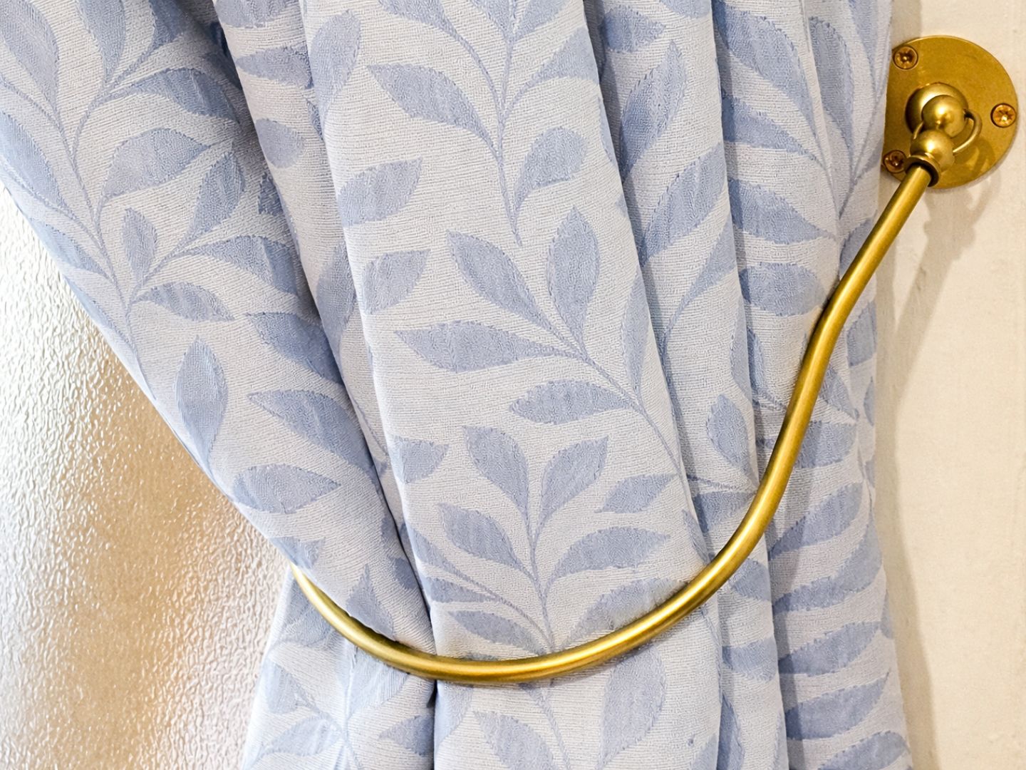 Close up of curtain and tieback 1